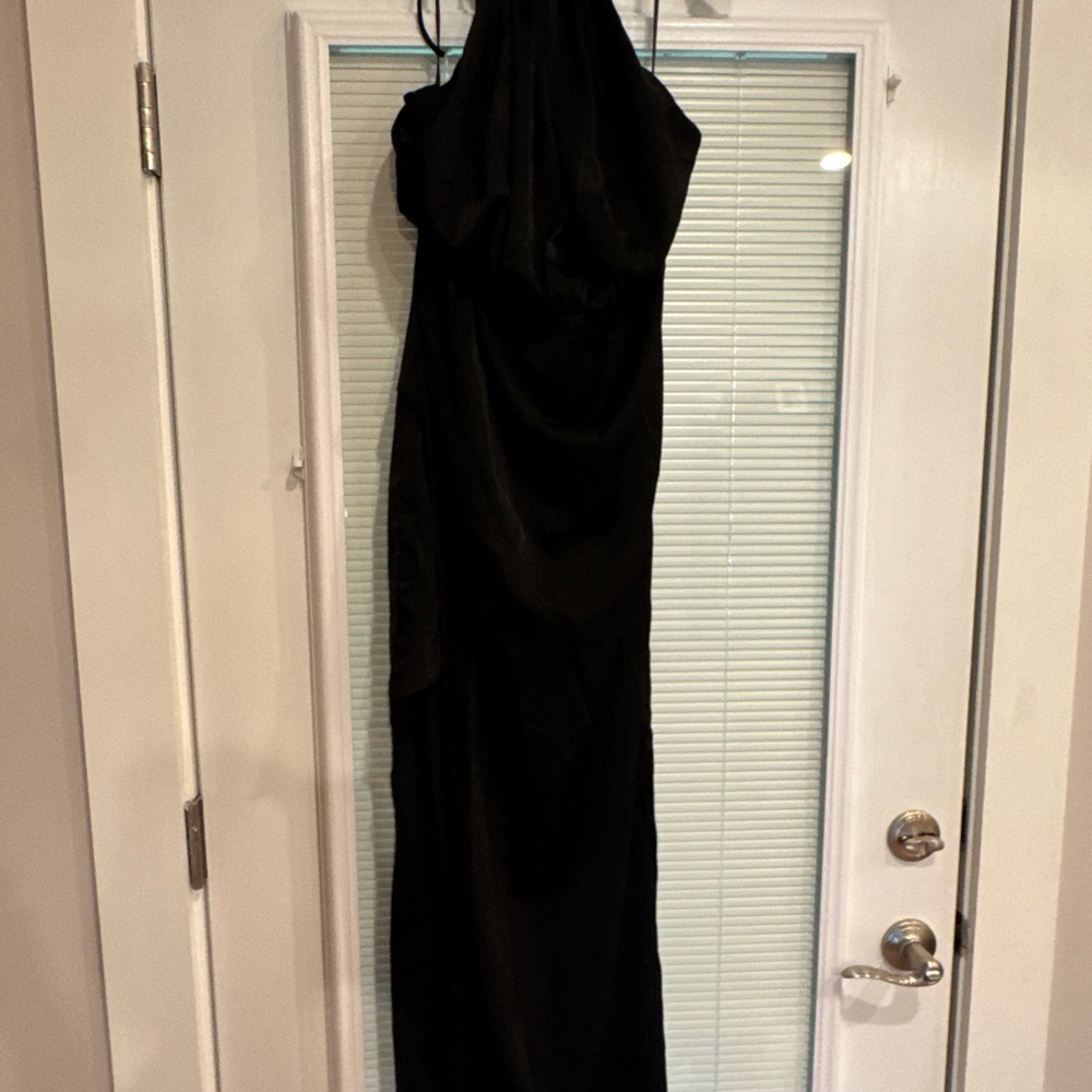DO+BE Elegant Black Backless Gown